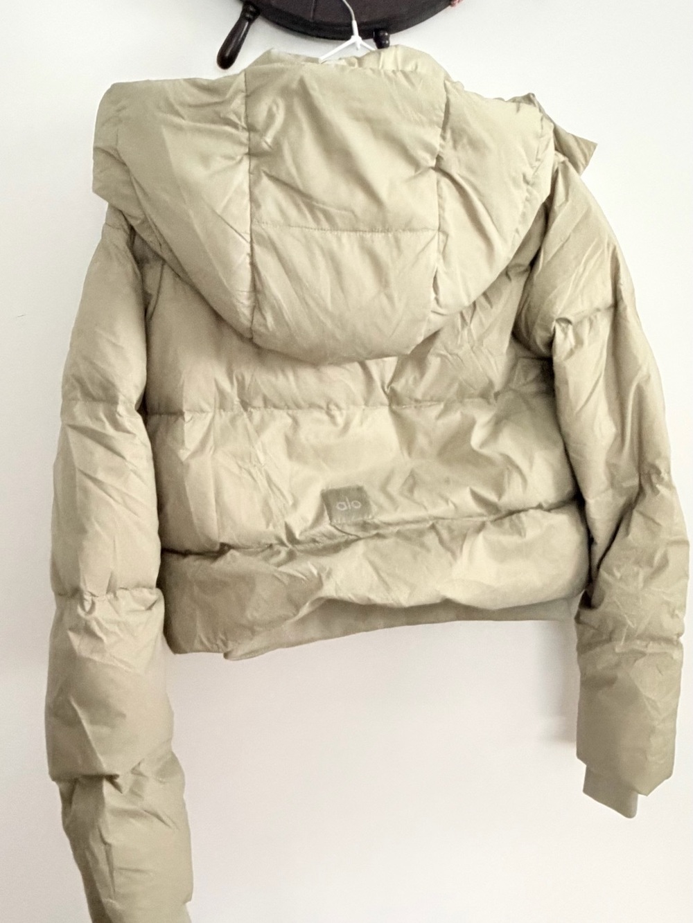ALO Yoga Light Beige Cropped Puffer Jacket with High Collar - Picture 2 of 5